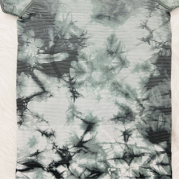 Lululemon Swiftly Tech Short Sleeve 2.0 Shibori Stripe Graphite Gray - Picture 5 of 12